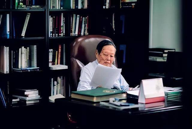 杨振宁:个人生命在宇宙之间非常渺小 科学巨匠的谦逊与洞见