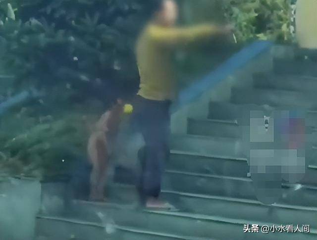 野人小孩母亲衣着暴露不穿完整衣服 极端自然教养引争议
