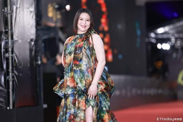 刘品言挺着8个月大肚子走红毯，笑容美丽