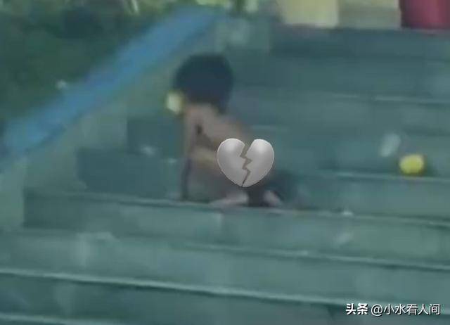 野人小孩母亲衣着暴露不穿完整衣服