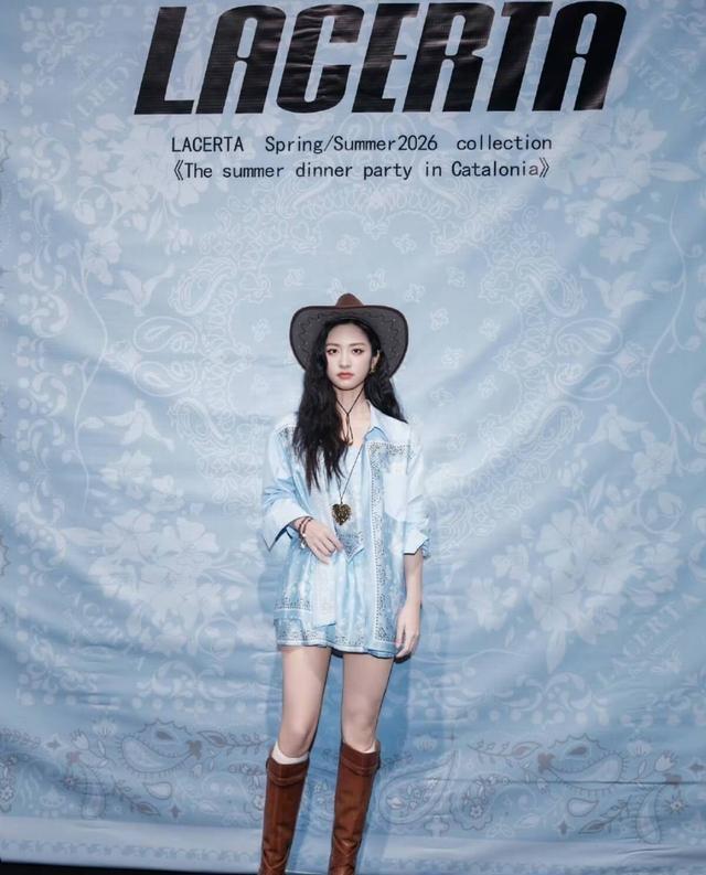 沈月看到半裸男模的反应上热搜