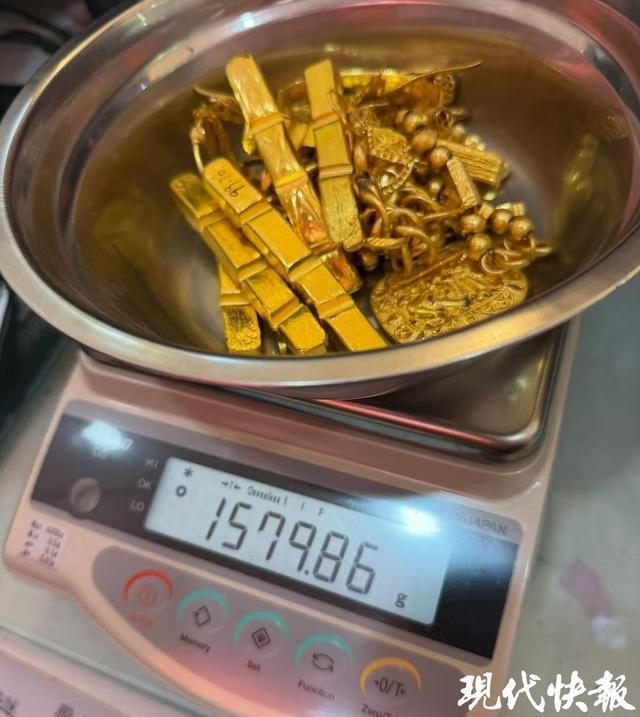 南京小伙10分钟豪掷15万买金 黄金投资热