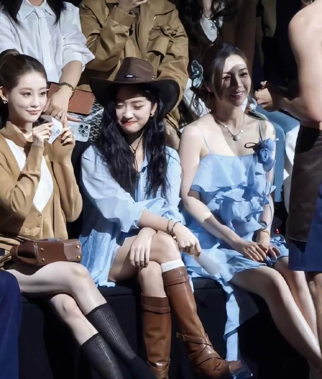 沈月看到半裸男模的反应上热搜 纯情少女破防实录