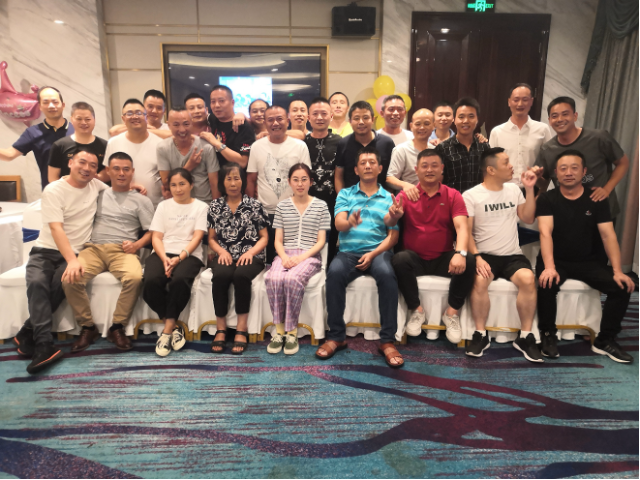 一名退役军人意外去世后 35位战友陪他女儿长大