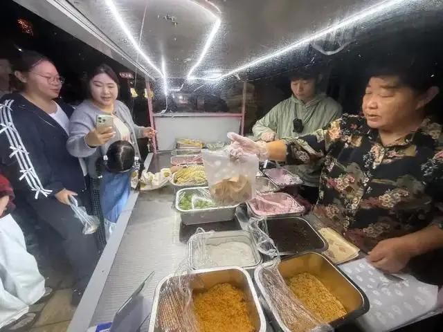小伙辞去月薪8千工作摆摊日入破千！摆摊卖麻糍向鸡排哥一样
