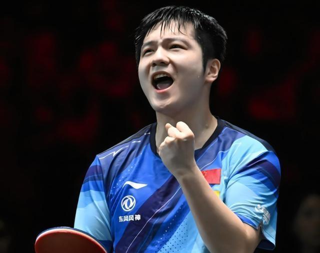 樊振东昔日军训帅照 青春与荣耀的见证