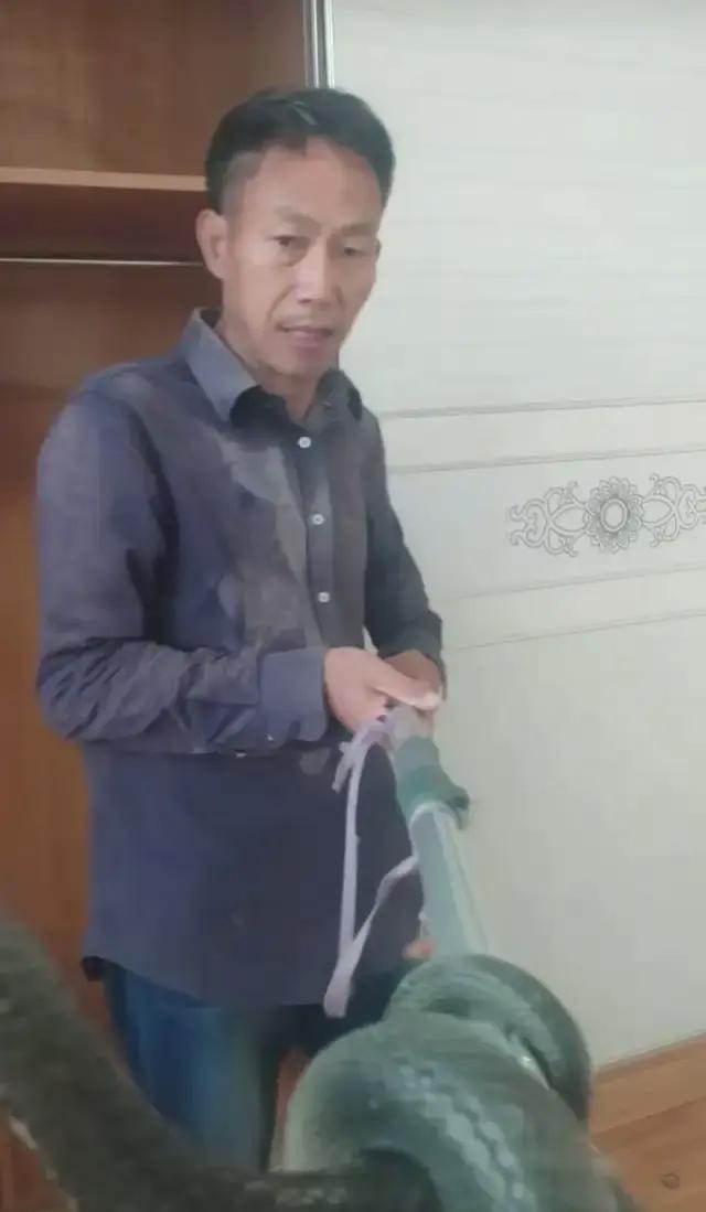 被蛇咬失联男子友人：他嫌贵没打血清 独居老人失踪引关注