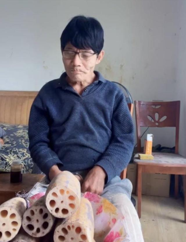 脑瘫卖藕老人被音乐公司索赔5万 版权争议引发社会关注
