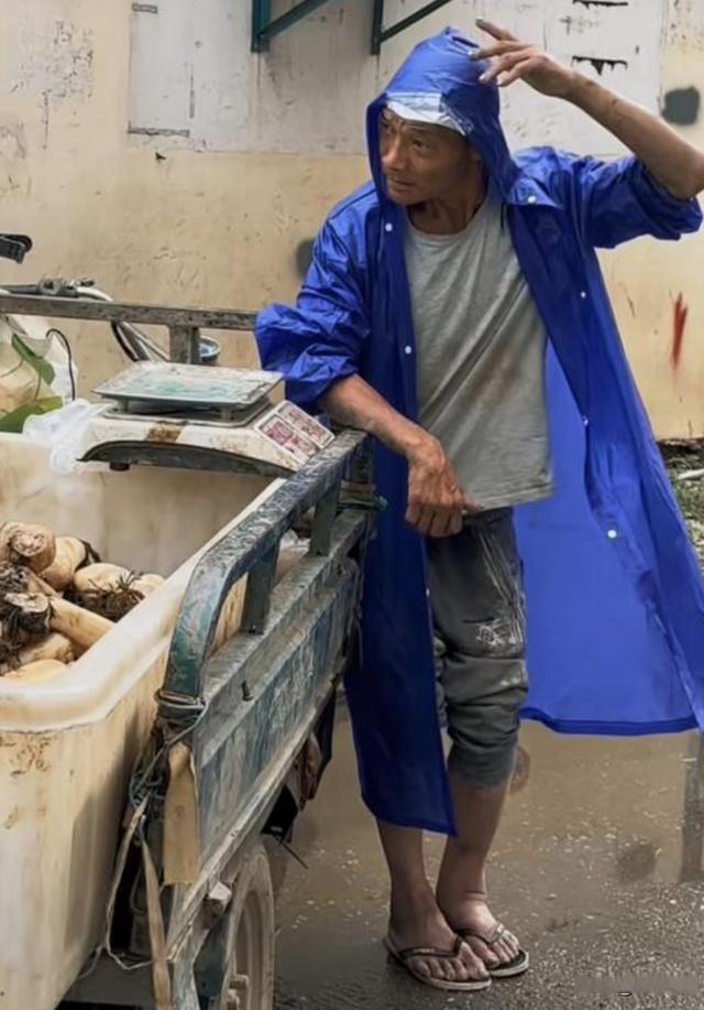 脑瘫卖藕老人被音乐公司索赔5万 版权争议引发社会关注