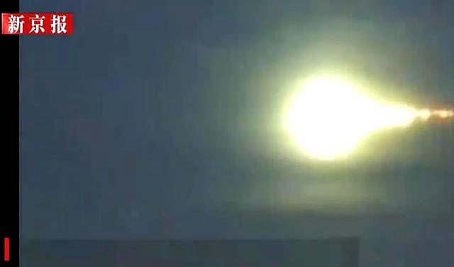 多地网友拍到神二十一划破夜空瞬间 宇宙级浪漫烟火