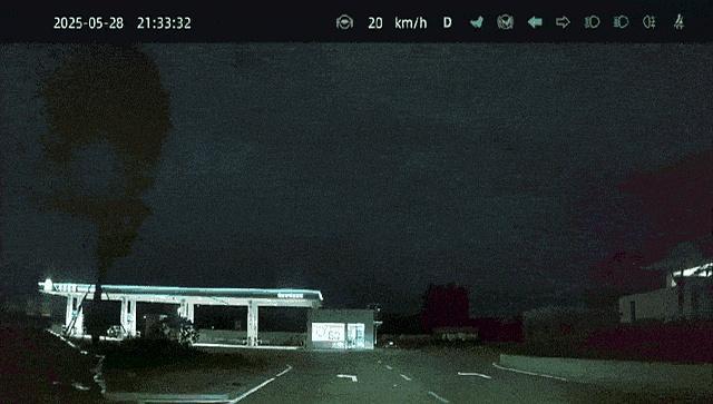 多地网友拍到神二十一划破夜空瞬间 宇宙级浪漫烟火