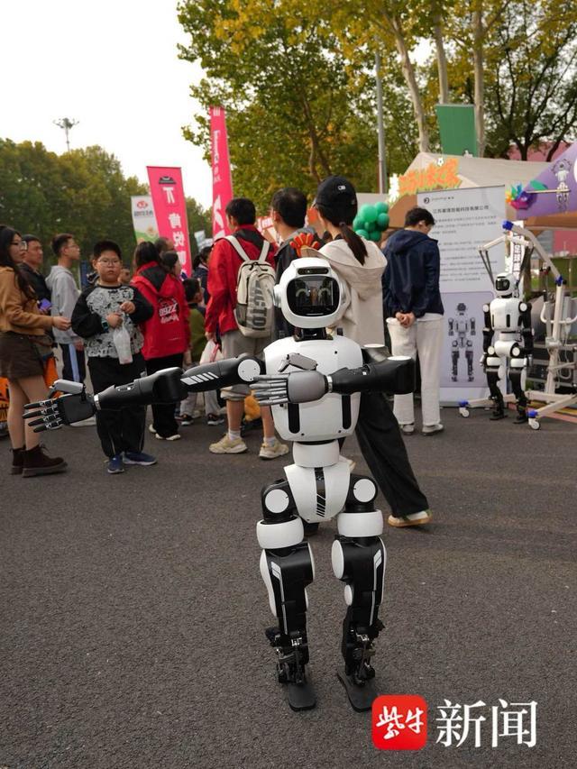 “机器人搭档”圈粉苏超球迷 科技助威惊喜不断