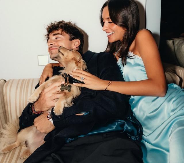 恭喜！F1车手勒克莱尔官宣与女友订婚 伟人颜值获赞体坛最好意思眷侣 冒失求婚场景曝光