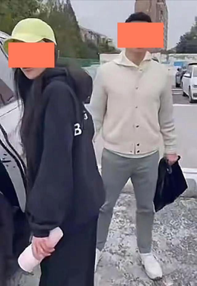 女子遇老公带小三疑似产检 原配手撕小三现场