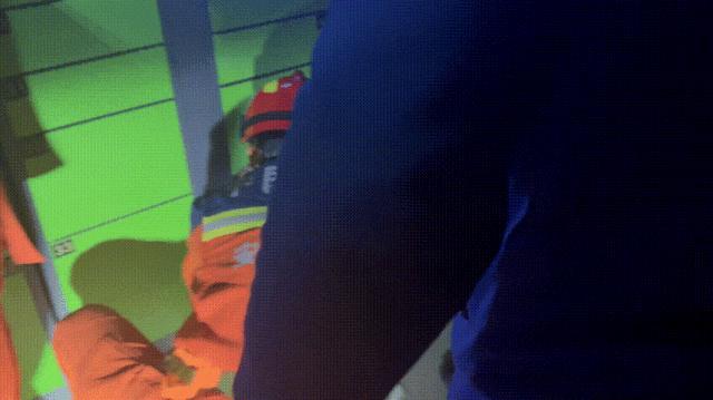 熊孩子钻快递柜幸得消防员救助 快递柜变“困娃箱”