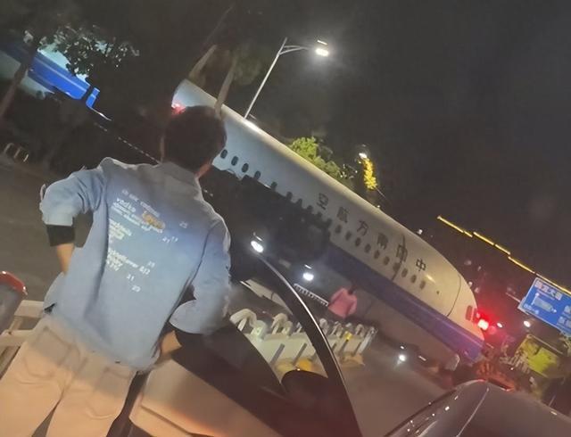 武汉天河机场飞机冲上街头？不实