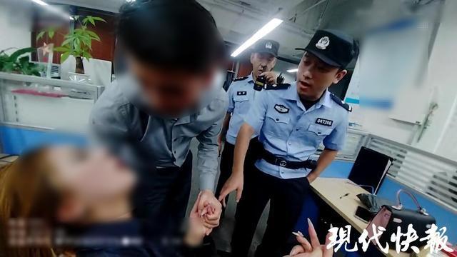女子与男友吵架气到中毒 民警巧用“纸袋呼吸法”化险为夷