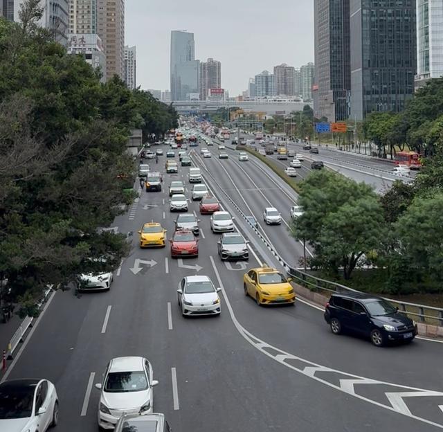 广州限行首日有外地车牌车主首违免罚 交通畅通如春节