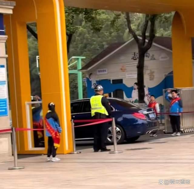 教师开车学生敬礼问题并非形式主义 礼仪教育的真谛何在