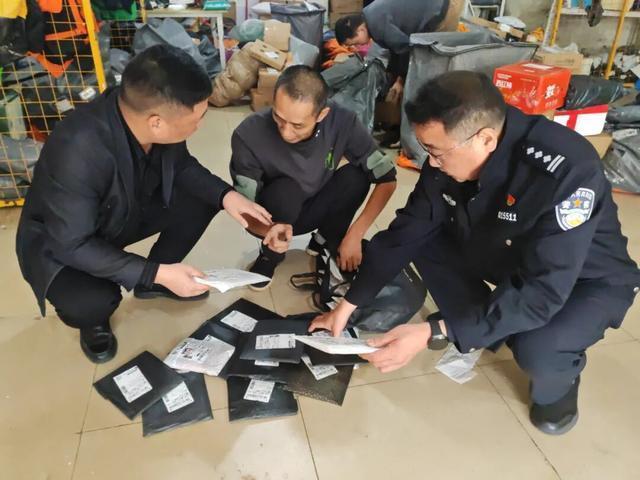 快递点小哥一周拦截500多件涉诈包裹 火眼金睛识骗局