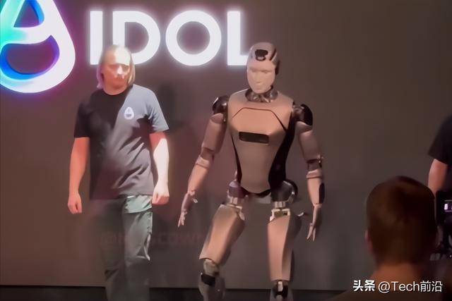 俄最新机器人当众“散架” 大写的尴尬！