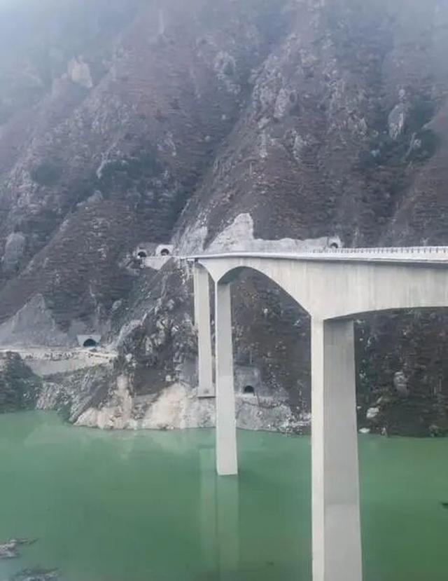 专家谈“阿坝红旗桥垮塌”：不常见 边坡滑坡所致