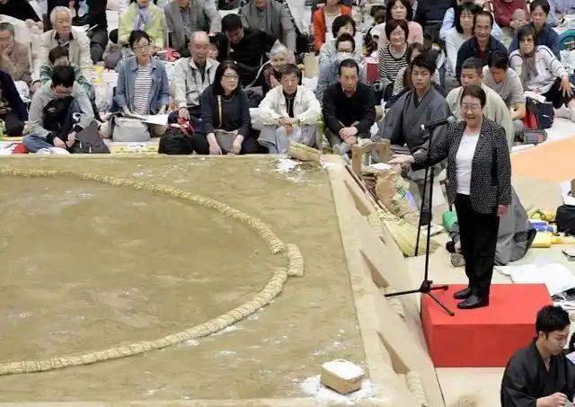 高市早苗遭遇“相扑难题” 女性身份引发争议