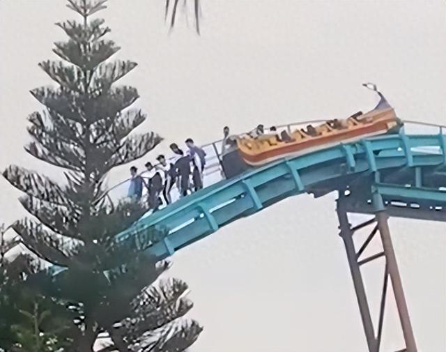 过山车悬停半空 旅客沿轨谈走回大地