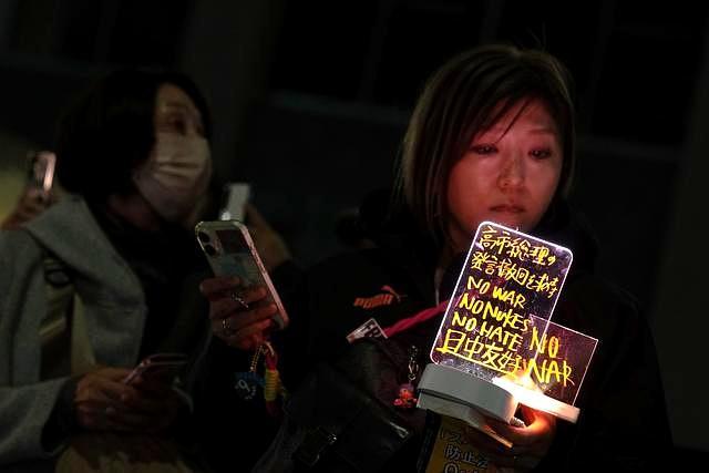 东京民众抗议称因高市才有事 街头怒火高涨