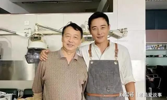 唐嫣父亲参加罗晋父亲葬礼 亲家情深共度难关