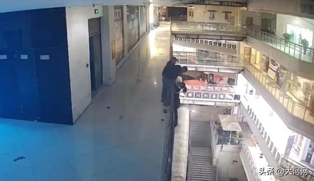 社区回应女子一分钟内跳楼两次被救 小两口吵架引发关注