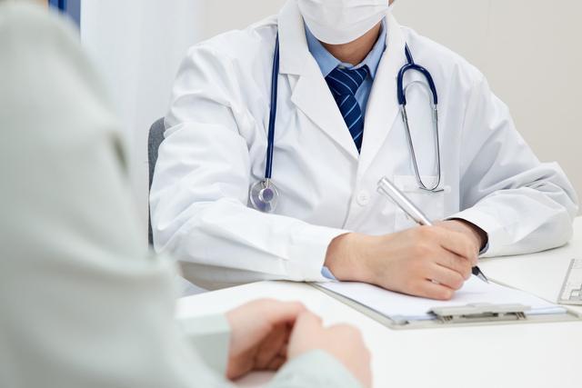 普通發(fā)熱不建議自行服用奧司他韋 醫(yī)生：服用奧司他韋的人，身體出現(xiàn)4種癥狀必須停藥