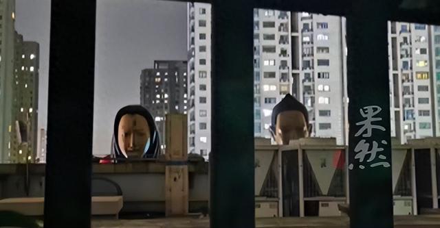 常州一楼顶惊现诡异人头雕像 网友热议夜间压迫感