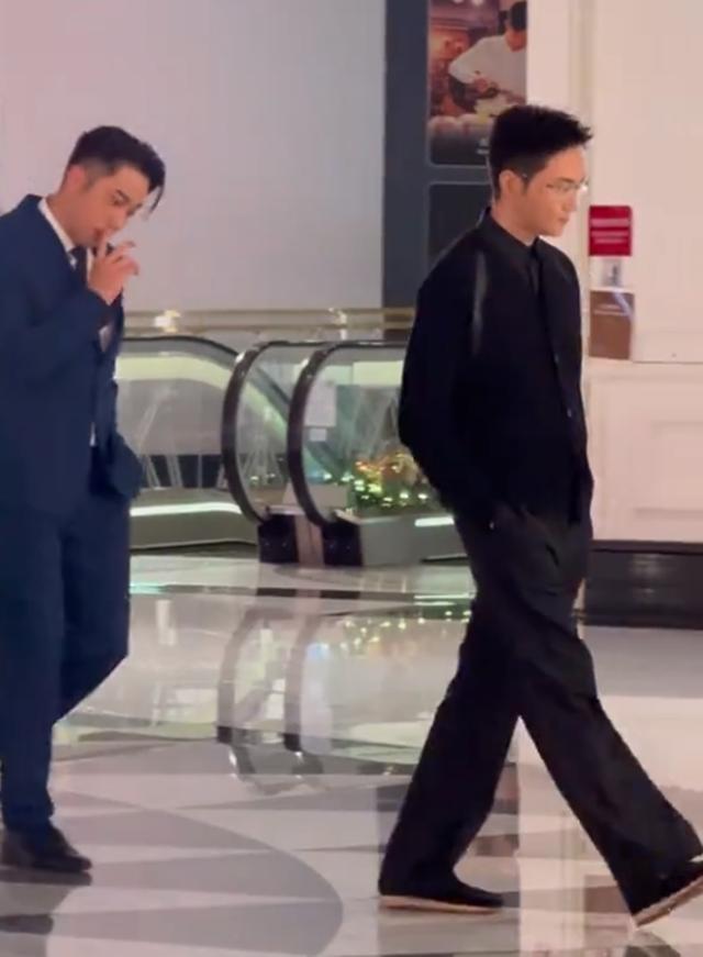 网友偶遇张智霖吴卓羲 54岁张智霖状态引热议