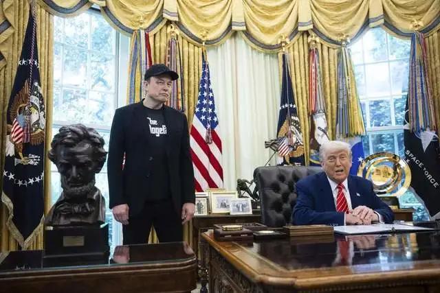 马斯克坐在特朗普身旁共进晚餐 昔日盟友今成对手