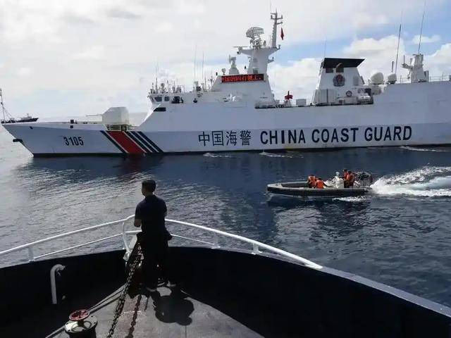趁中日摩擦闯南海碰瓷？解放军摆阵亮剑，实弹射击教训菲律宾 震慑南海挑衅者
