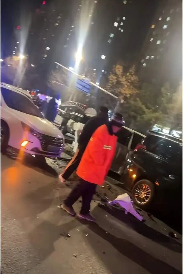 一車疑似失控連撞數(shù)車 多車受損嚴(yán)重