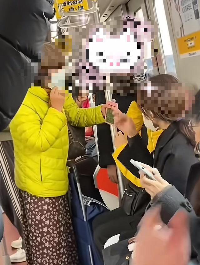 老人动手要求女孩让出地铁爱心座 掀帽争议引热议