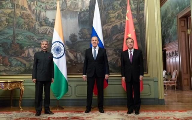 普京:俄无权干涉中印关系 强调三国紧密相连