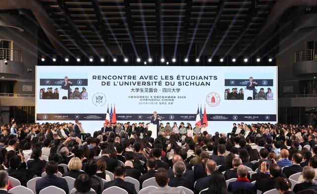 马克龙一路小跑与川大学生见面 中法友谊新篇章