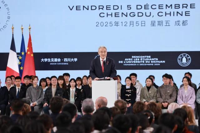 马克龙一路小跑与川大学生见面 中法友谊新篇章