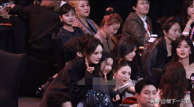 杨幂嫌弃董璇拍照 合影要求高引发互动