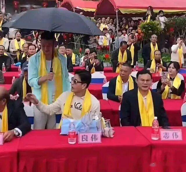 呂良偉回到老家陸川的祠堂祭祖