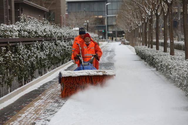 北京初雪后小雪人留下孩子們的快樂 雪中“撒野”樂趣多