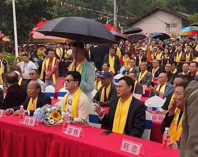 吕良伟回到老家陆川的祠堂祭祖 寻根情怀引热议