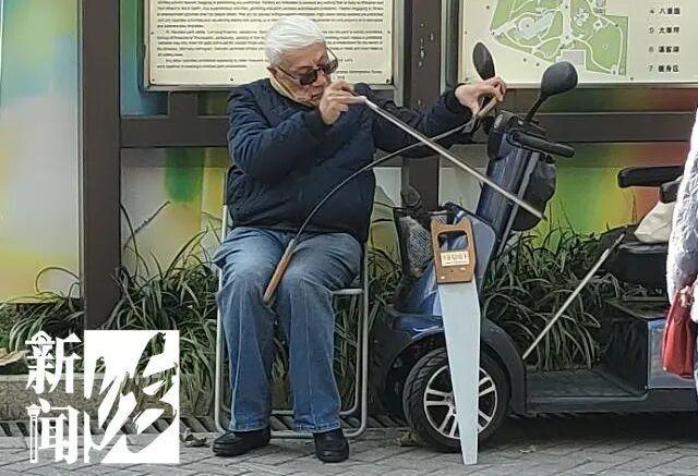 上海85岁爷叔让钢锯“开口” 街头金属吟唱