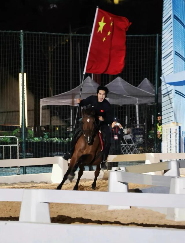 于适一人执旗入场观众阵阵惊呼 鲜衣怒马少年郎