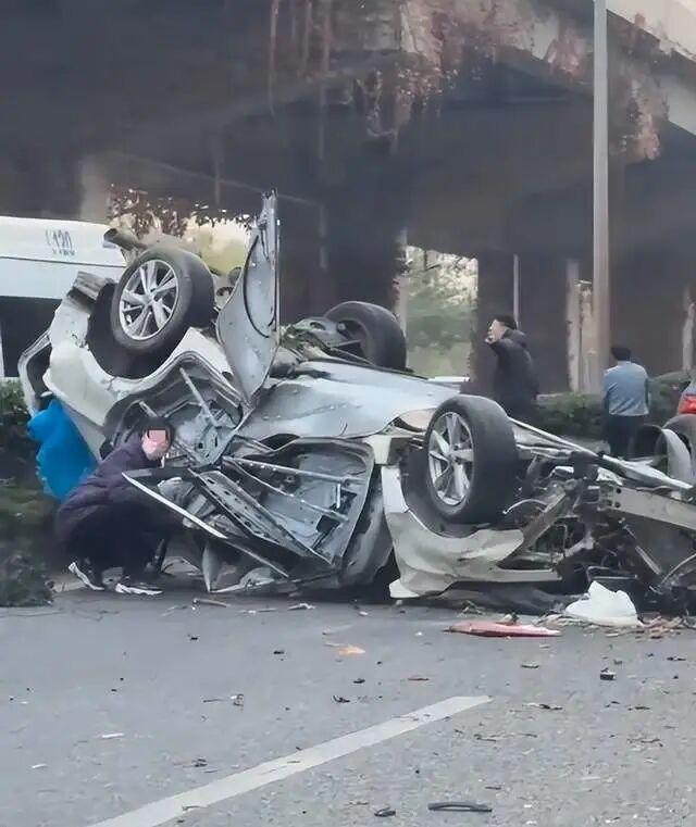 交警回应成都一轿车撞水泥墩 事故原因正在调查中