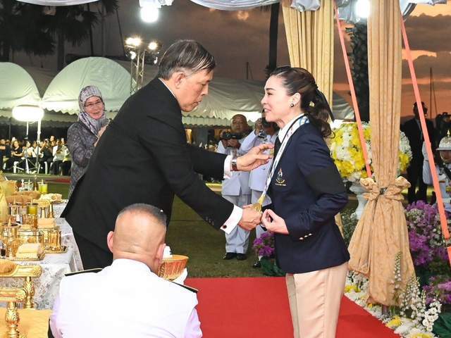 泰国王后素提达参加帆船比赛夺冠 传奇故事诞生