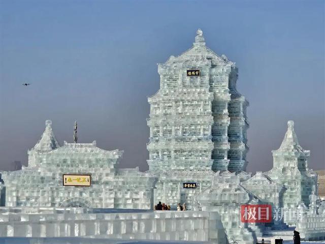 冰雕黄鹤楼亮相哈尔滨冰雪大世界 游客争相打卡拍照